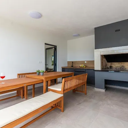 Holiday home Lovely In Dicmo With Wifi